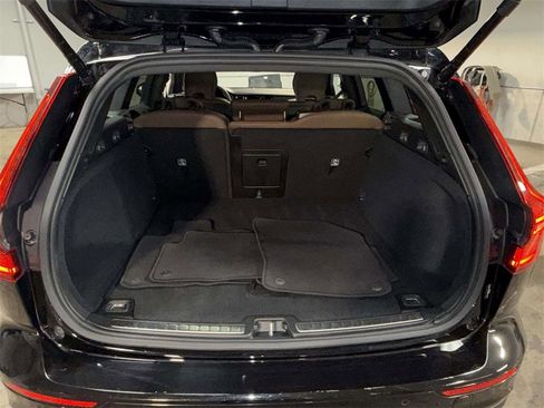 Used 2025 Volvo V60 B5 Cross Country Plus image 17