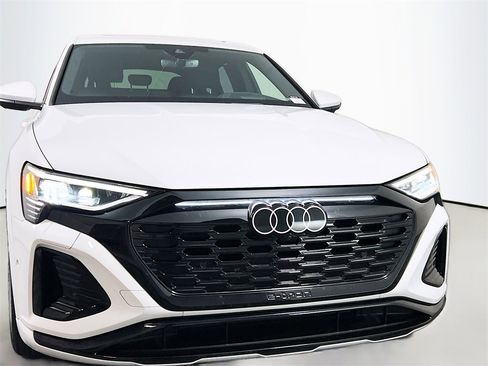 Used 2024 Audi Q8 e-tron Prestige image 2
