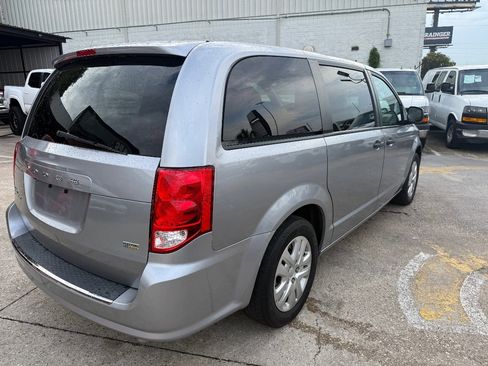 Used 2019 Dodge Grand Caravan SE image 4