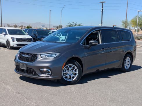 Used 2023 Chrysler Pacifica Touring-L image 33