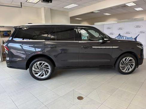 Used 2025 Lincoln Navigator Reserve AWD/4WD image 8