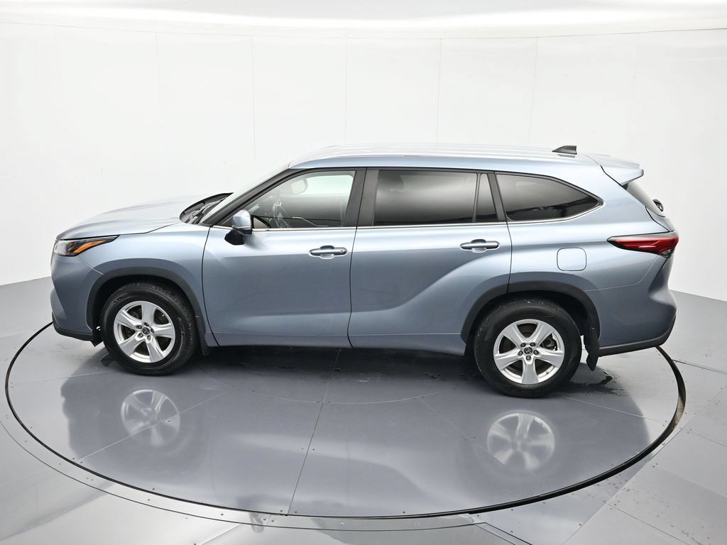 Used 2023 Toyota Highlander LE AWD/4WD image 35