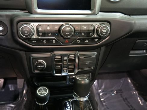 Used 2022 Jeep Wrangler Unlimited Sahara AWD/4WD image 16