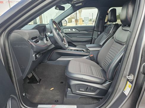 Used 2025 Ford Explorer ST-Line w/ ST-Line Street Pack image 11