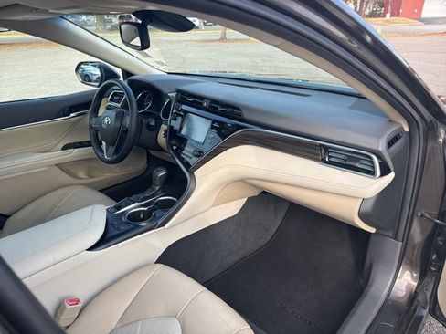 Used 2018 Toyota Camry XLE image 11