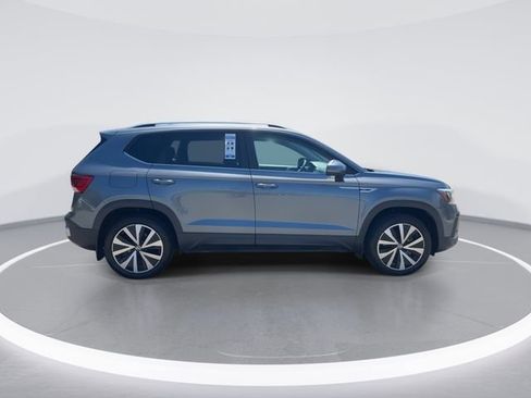 Used 2022 Volkswagen Taos SE FWD image 9