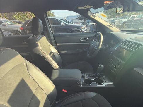 Used 2019 Ford Explorer XLT w/ Equipment Group 202A AWD/4WD image 3