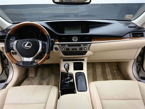 Used 2013 Lexus ES 300h image 16