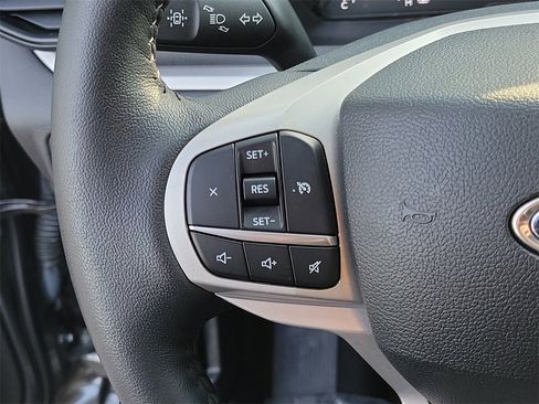 Used 2023 Ford Explorer XLT image 26