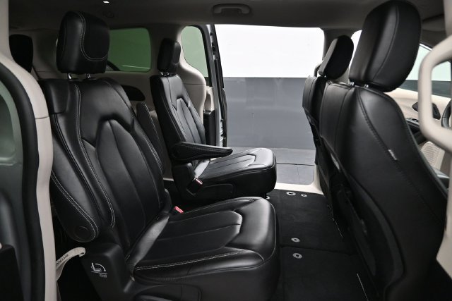 Used 2023 Chrysler Pacifica Touring-L FWD image 17
