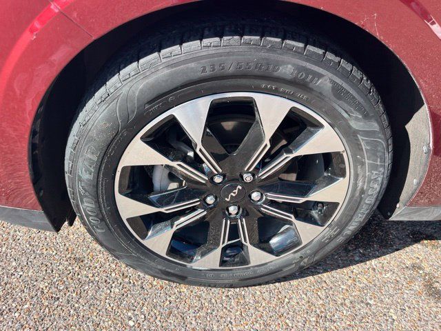Used 2024 Kia Carnival EX FWD image 8