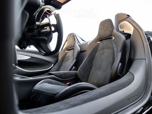 Used 2025 McLaren Artura Spider image 21