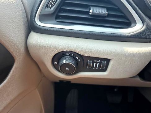 Used 2024 Chrysler Pacifica Touring-L image 18