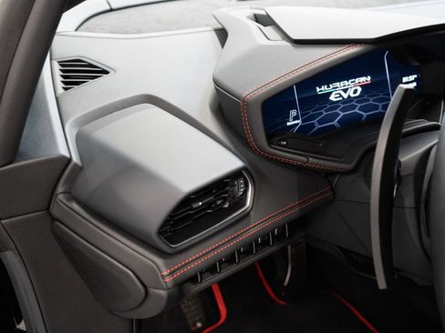 Used 2020 Lamborghini Huracan EVO image 14