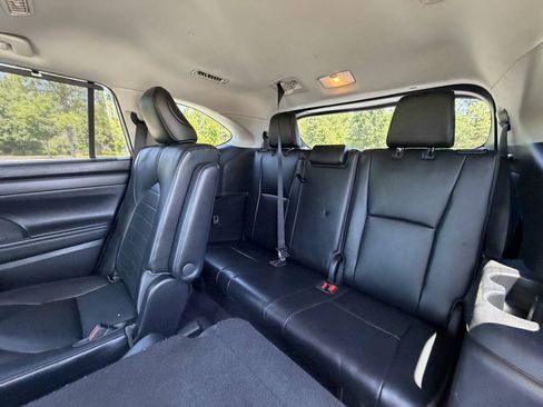 Used 2021 Toyota Highlander XLE FWD image 14
