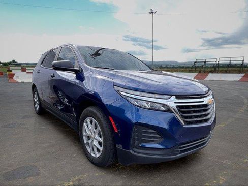 Used 2023 Chevrolet Equinox LS w/ LS Convenience Package FWD image 2
