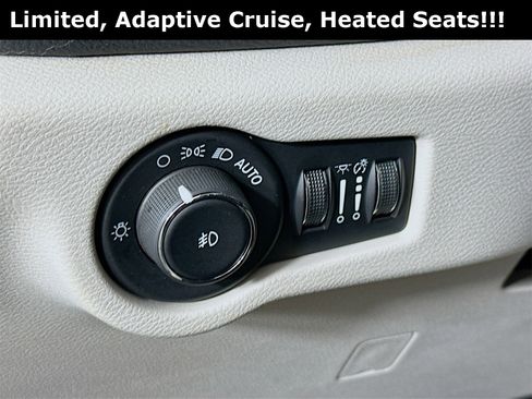 Used 2024 Chrysler Pacifica Limited image 11