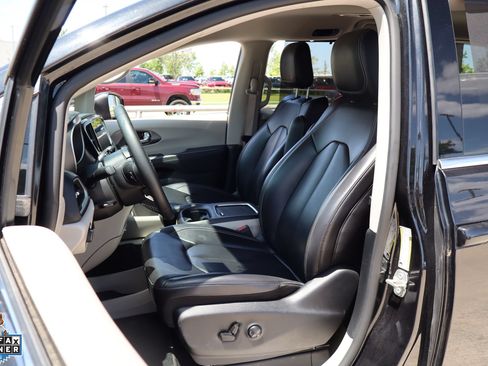 Used 2023 Chrysler Pacifica Touring-L FWD image 11