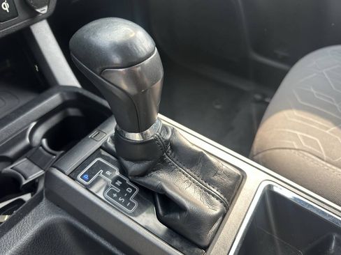 Used 2018 Toyota Tacoma TRD Sport AWD/4WD image 12