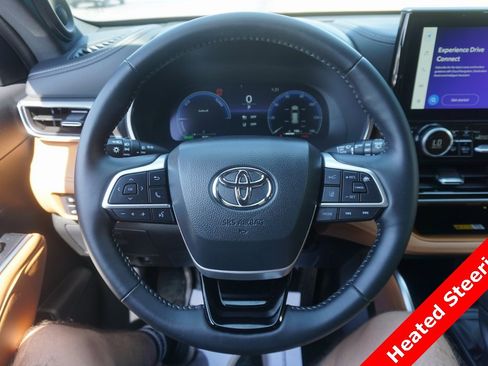 Used 2024 Toyota Highlander Platinum image 3