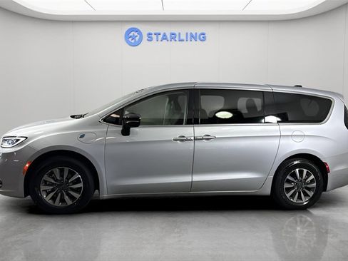 Used 2024 Chrysler Pacifica Select image 2