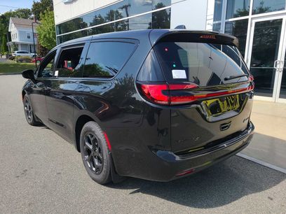 New 2023 Chrysler Pacifica Limited w/ Uconnect Theater Family Group