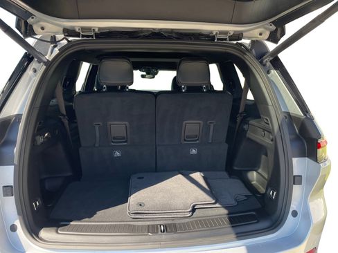 Used 2025 Jeep Grand Cherokee L Altitude image 6