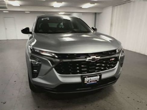 Certified 2025 Chevrolet Trax RS w/ Driver Confidence Package FWD image 3