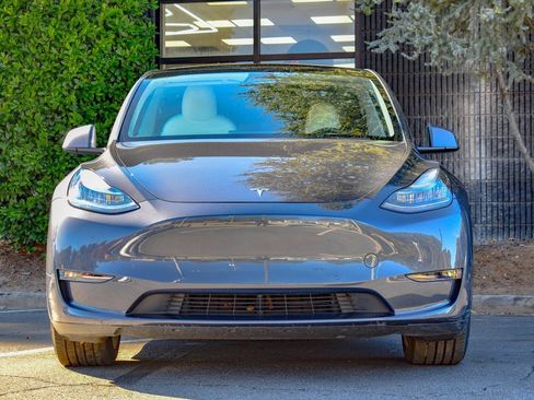 Used 2021 Tesla Model Y Long Range image 4