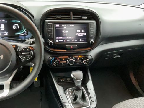 Used 2024 Kia Soul LX w/ Option Group 015 FWD image 16