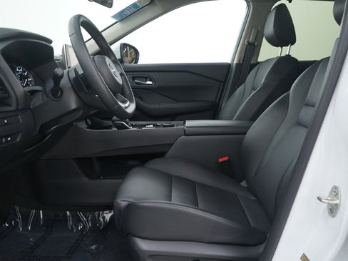 Used 2024 Nissan Rogue SV w/ SV Premium Package image 24