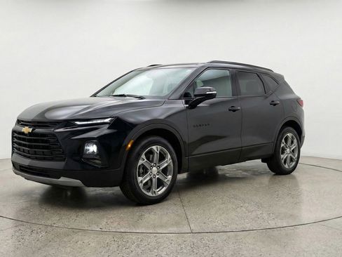 Used 2025 Chevrolet Blazer LT FWD image 3