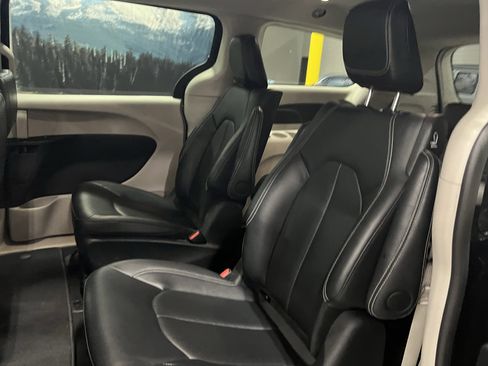Used 2024 Chrysler Pacifica Select image 15