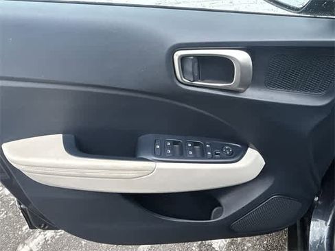 Used 2023 Hyundai Venue Limited image 17