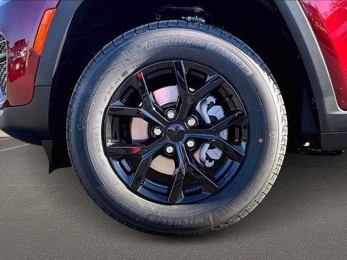 New 2025 Jeep Grand Cherokee Altitude image 8