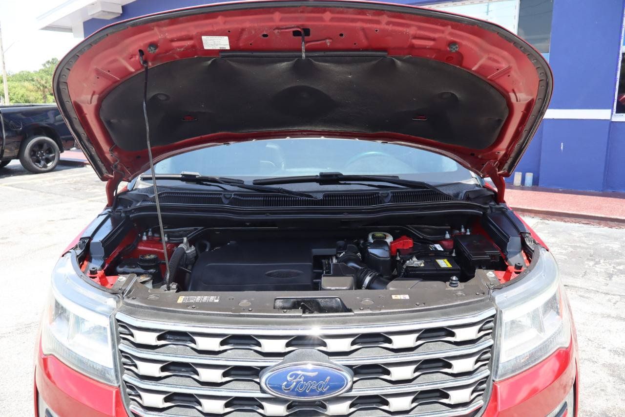 Used 2017 Ford Explorer XLT w/ Equipment Group 202A AWD/4WD image 33