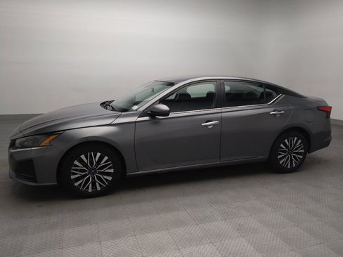 Used 2023 Nissan Altima 2.5 SV FWD image 2