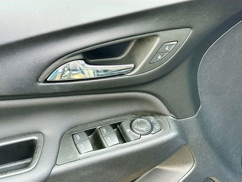 Used 2022 Chevrolet Equinox RS w/ LPO, Floor Liner Package FWD image 17