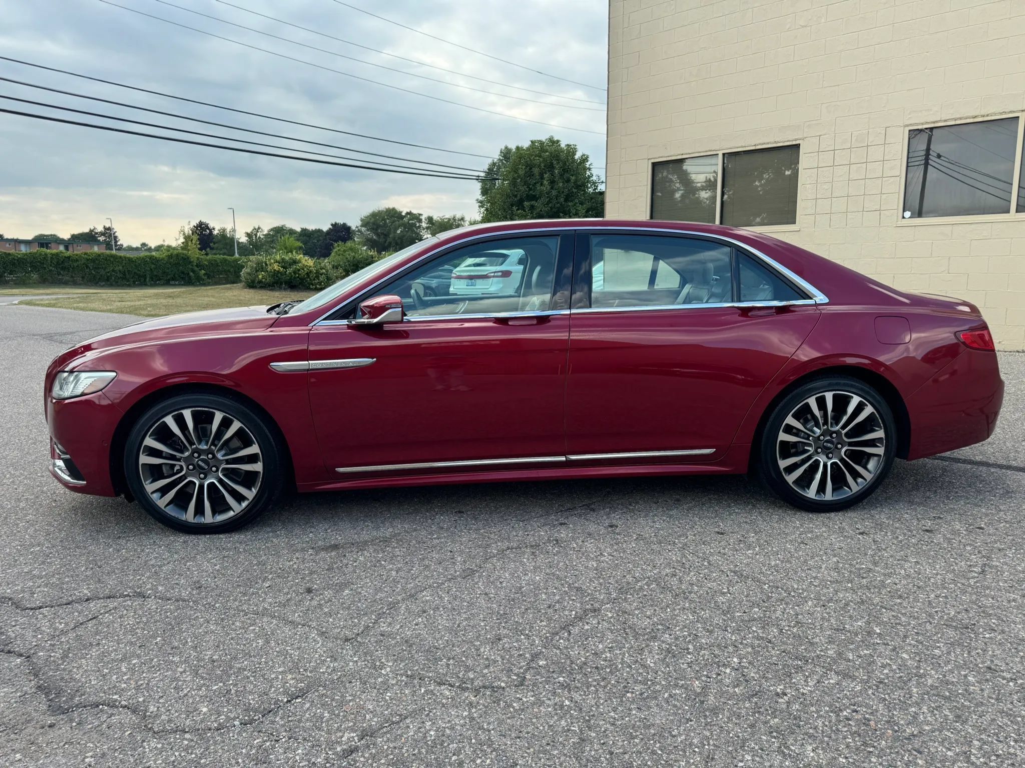 Used 2017 Lincoln Continental Select w/ Technology Package FWD image 5