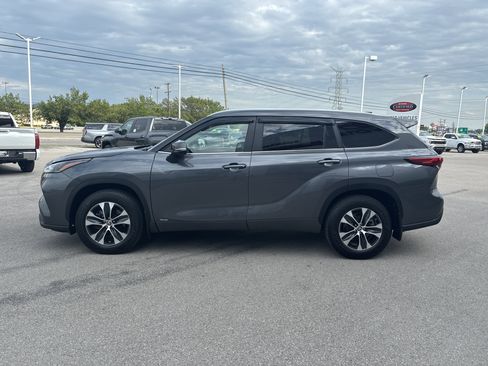 Used 2023 Toyota Highlander XLE AWD/4WD image 15