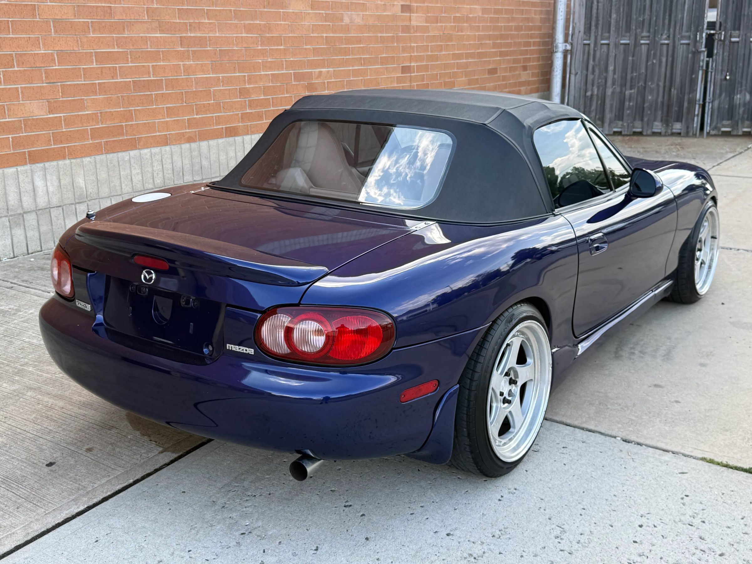Used 2004 MAZDA MX-5 Miata LS w/ Sports Look Appearance Pkg RWD image 11