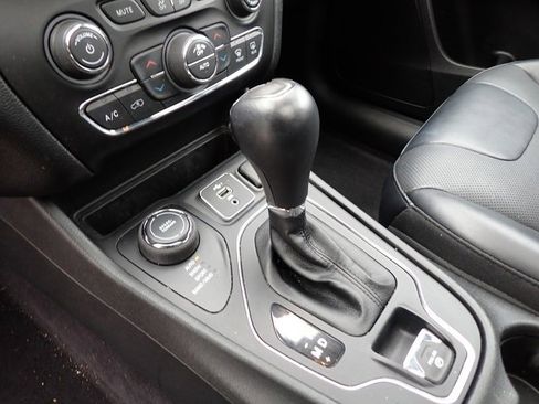 Certified 2022 Jeep Cherokee Latitude Lux w/ Sun & Sound Group image 21