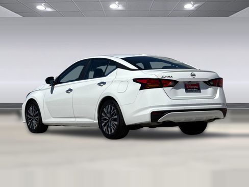 Used 2025 Nissan Altima 2.5 SV FWD image 3