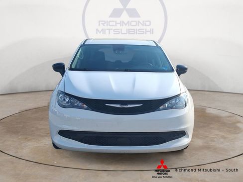 Used 2024 Chrysler Voyager LX image 8