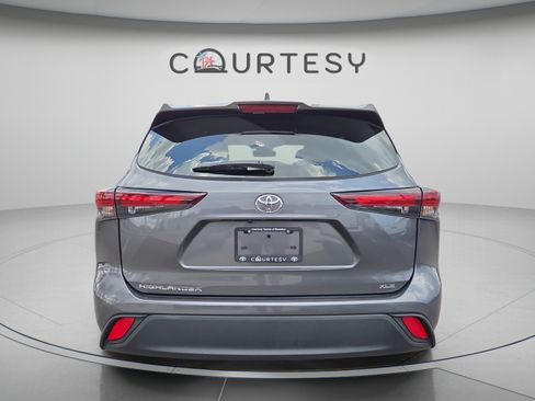 Certified 2024 Toyota Highlander XLE FWD image 4