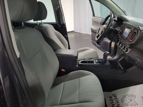 Used 2018 Toyota Tacoma SR image 22
