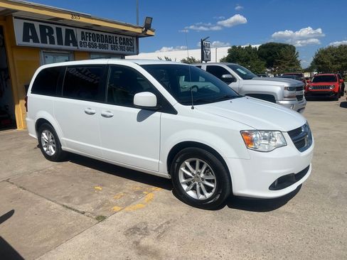 Used 2020 Dodge Grand Caravan SE FWD image 1