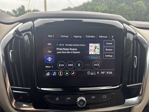 Used 2023 Chevrolet Traverse Premier FWD image 19