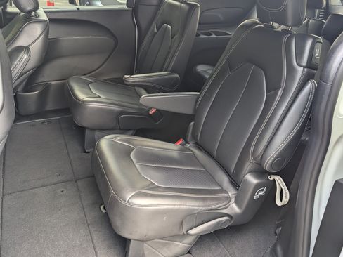 Used 2026 Chrysler Pacifica Select FWD image 17