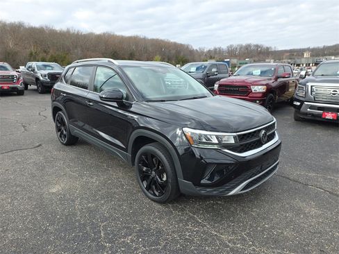 Used 2023 Volkswagen Taos SE image 2